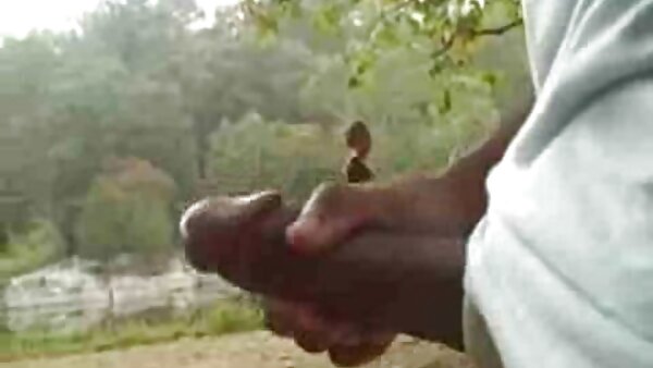 குத பைத்தியம் பிடித்த லெஸ்பியன்கள் ஒருவருக்கொருவர் நீட்டிய துளைகளை முஷ்டி செய்து விளையாடுகிறார்கள்