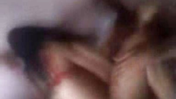 கவர்ச்சிகரமான குஞ்சு அன்னா டி வில்லே, குளத்தின் ஓரத்தில் தன் புண்டையை புணர்கிறது