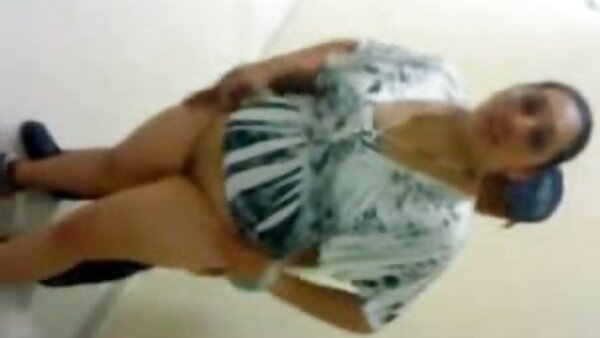 ஸ்வீட் டிட்ஸுடன் கூடிய அற்புதமான பிளாக் டிக் ரைடர் சேவலை உறிஞ்சுவதில் சிறந்து விளங்குகிறது