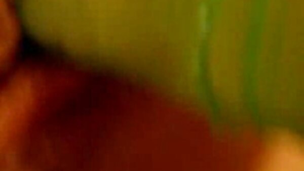 வசீகரிக்கும் சிவப்பு முடி கொண்ட குழந்தை எல்லா ஹியூஸ் கடினமான மற்றும் காட்டு கருப்பு துருவத்தில் காட்டு செல்கிறது